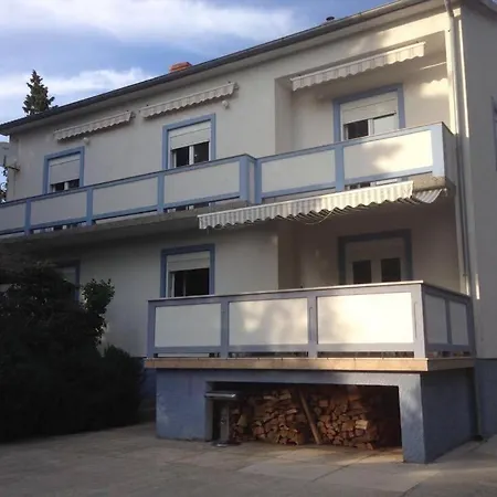 Lilly Weiss Apartment *